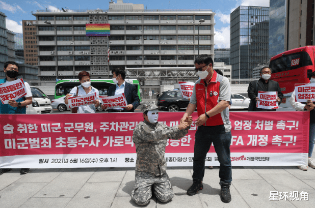 美軍上街抓人就揍，韓國百姓氣炸瞭，押著“美軍”在美使館下跪-圖3