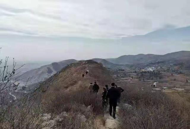 陕视新闻 陕西一6岁男童山上游玩走失 民警和40多名群众兵分四路上山展开地毯式搜索