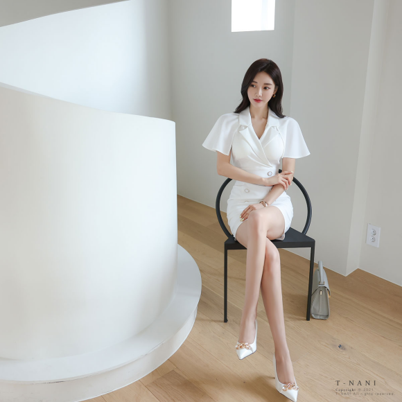 心壹穿搭|女神孙允珠时尚搭配:春芳麦芽纯白雕御都市半袖裙