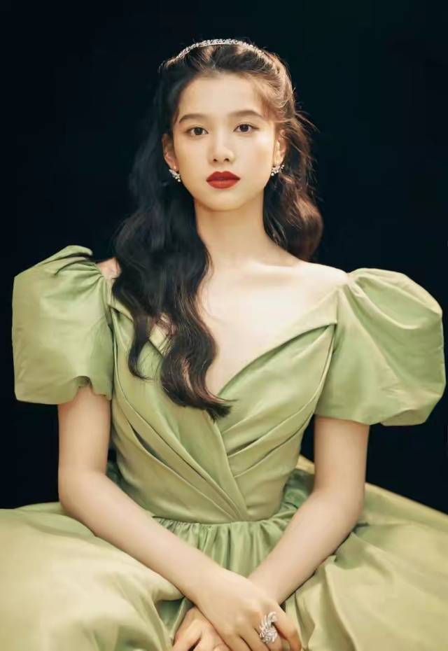 巩俐|2021北影红毯群星厮杀，巩俐霸气，Angelababy美艳，佟亚丽秀身材