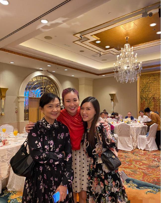 彬仔说经典|大佬B吴志雄嫁女荣升岳父!肥妈送龙凤手镯,王晶太太罕有露面
