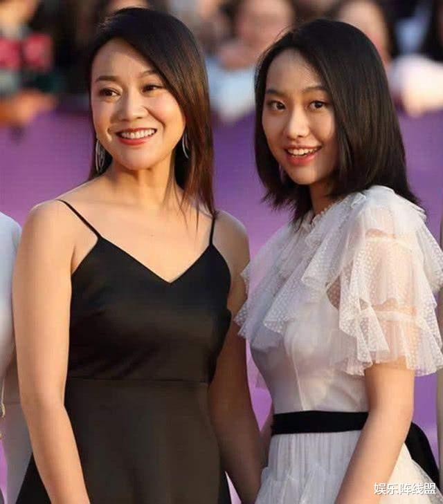 闫妮|闫妮的霸气情史，离婚17年交往三任小男友，仍与前夫如亲人一般