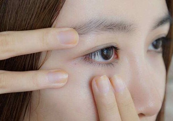 眼霜 女人涂眼霜时,应尽量避开这5个“误区”,否则涂再贵的也没效果。