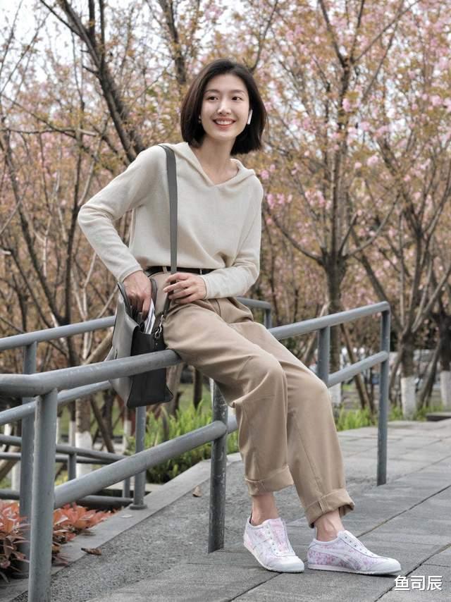 鱼司辰|初秋，卫衣搭配直筒裤简约高级，还能提升气质感，美如初恋女友