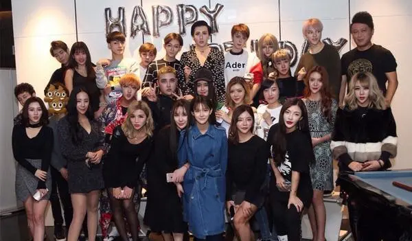 富二代|00后网红「改头换面」后，和17岁富二代「为爱生子」、疯狂炫富？