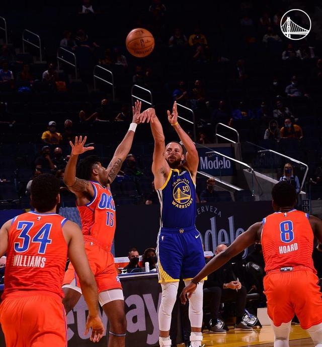 斯蒂芬·库里|库日天又打疯了!三节49分打卡下班,比尔50分和维金斯18分砸场子