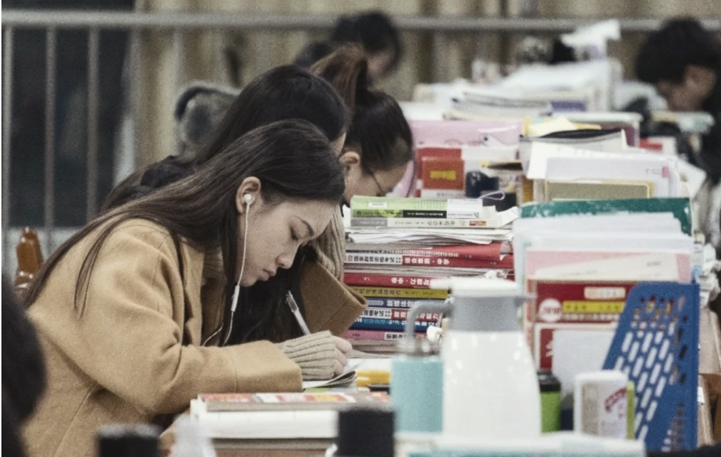 女大学生爱上“私下交易”,看起来来钱挺快,其实是在挥霍自己的身体