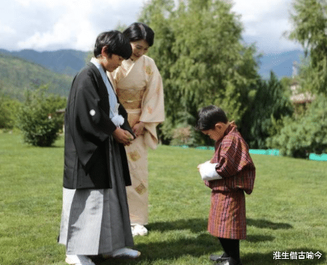 不丹|29岁不丹王后和日本纪子妃一家同框！王后太迷人，两家小王子比萌