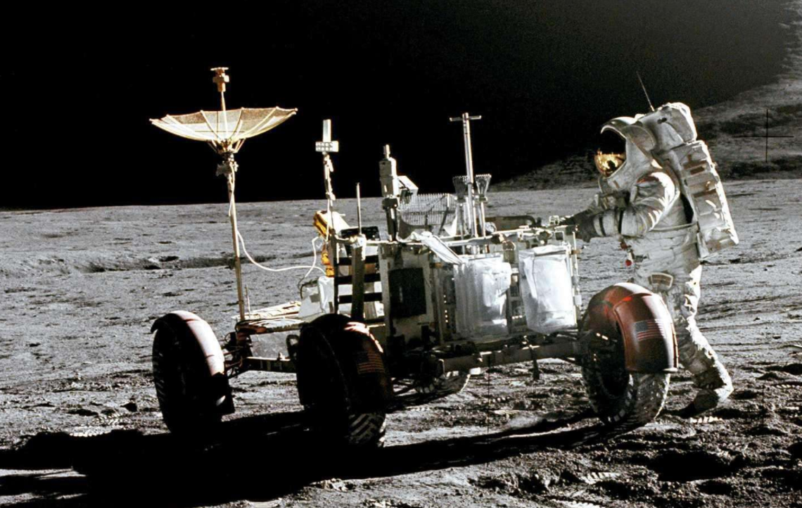 月背有不可告人的秘密？宇航员听到神秘音乐，月球车发现方形小屋