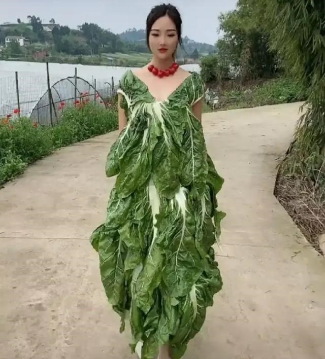 南宁,00后“蔬菜西施”走红,用大白菜做裙子,网友:太有才了
