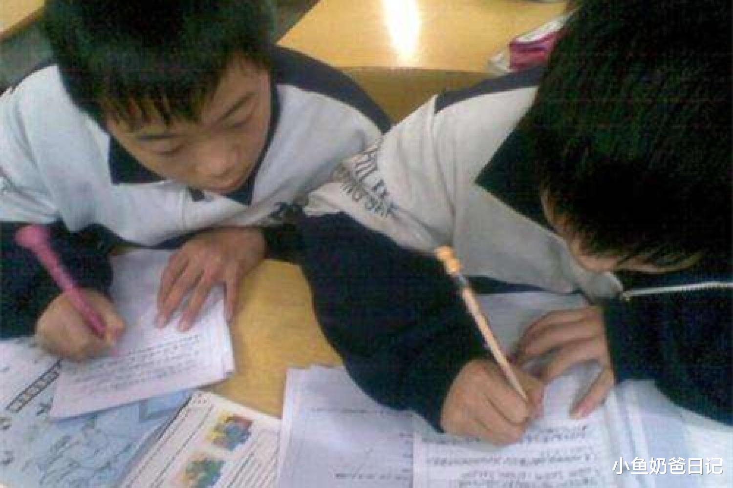 小鱼奶爸日记|学渣抄作业也翻车，“13”变成“B”，没有真才实学露馅太尴尬