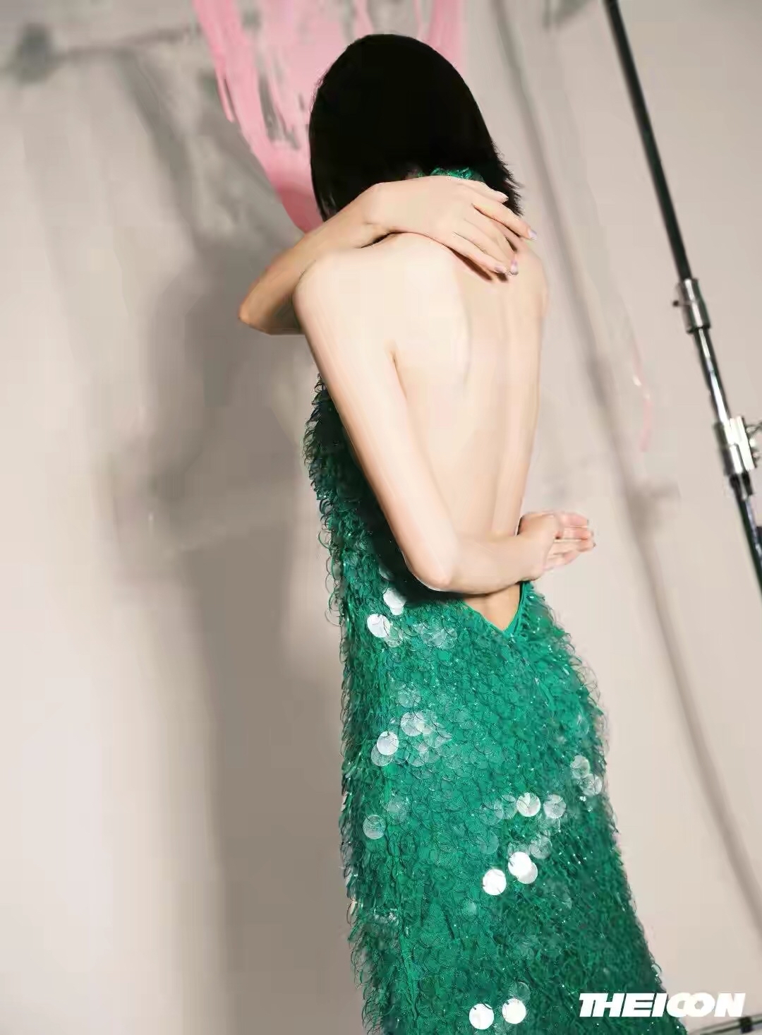 唐艺昕|张若昀老婆身材真好,大露背绿裙展现火辣曲线,简直太惹眼了 。