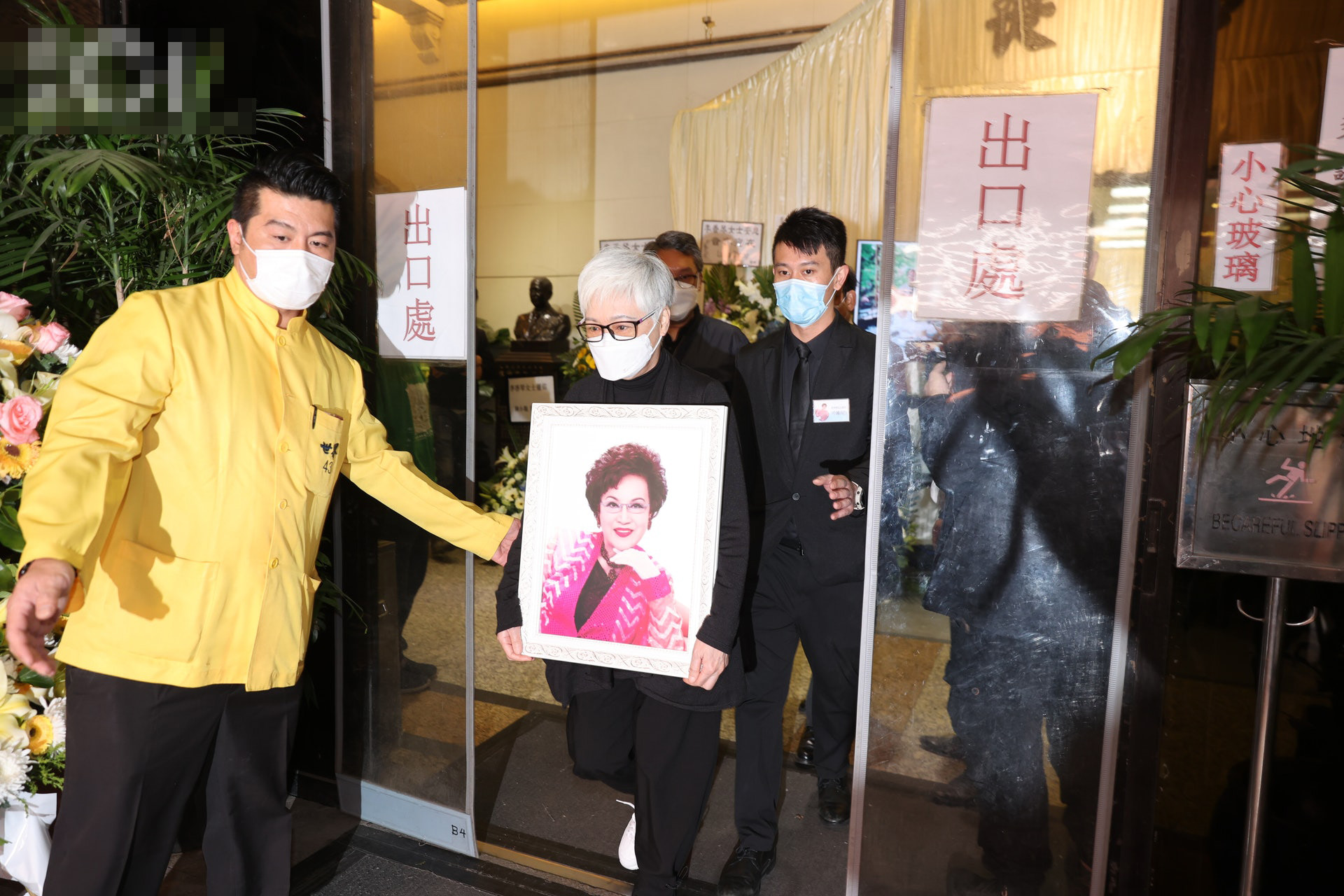 李香琴|李香琴出殡，女儿一头白发捧遗照哀伤送别，苗侨伟黄百鸣罗家英扶灵