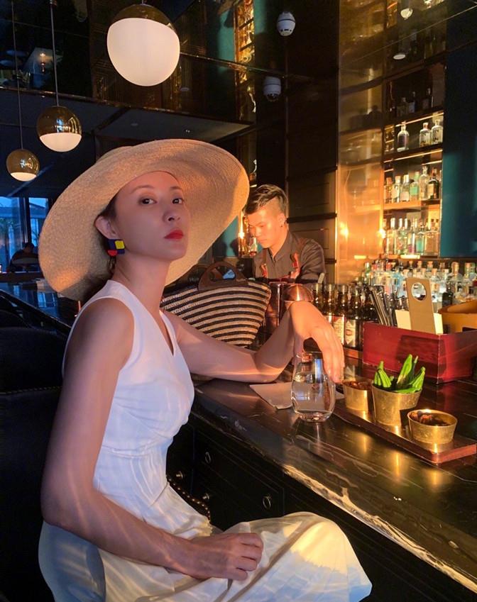 方脸妹说时尚|央视主持刘芳菲打卡博物馆，穿红裙干老本行讲解，谈吐清晰气色好