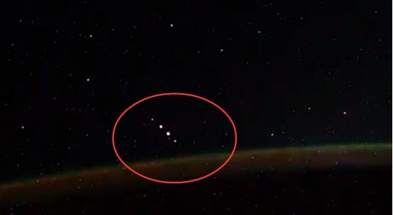 美国食品药品监督管理局 哥伦比亚上空出现黑色烟圈，宛如时空隧道之门，到底怎么回事？