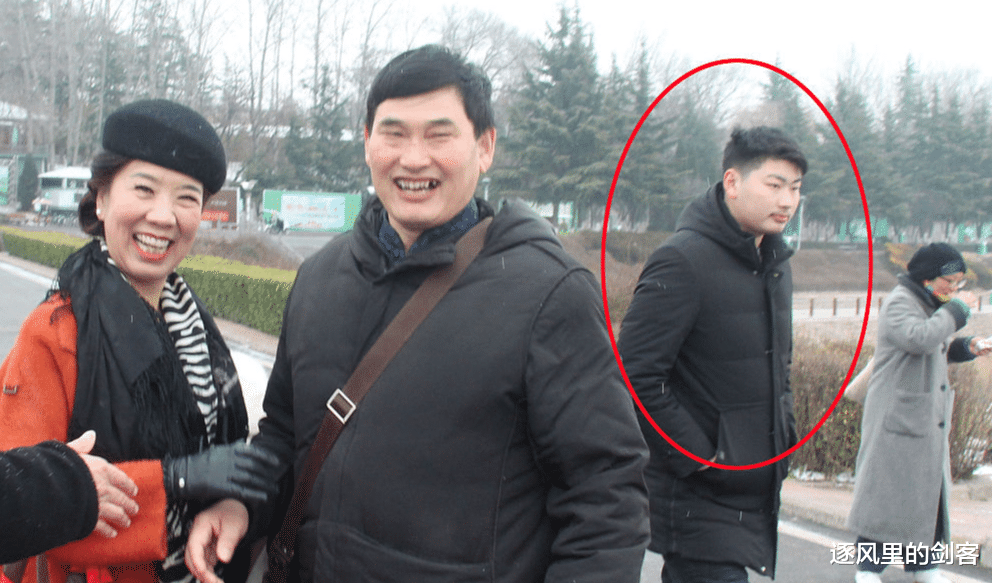 朱之文|大衣哥带小伟买衣服，还带去理发，是心疼还是溺爱？