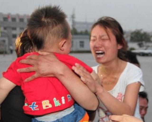 如何应对人贩子组团抢娃?别说不认识他,三招让路人愿意出手帮忙