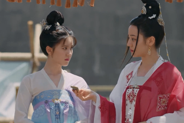 迪丽热巴|迪丽热巴被赵露思秒杀的，可不仅仅是年龄