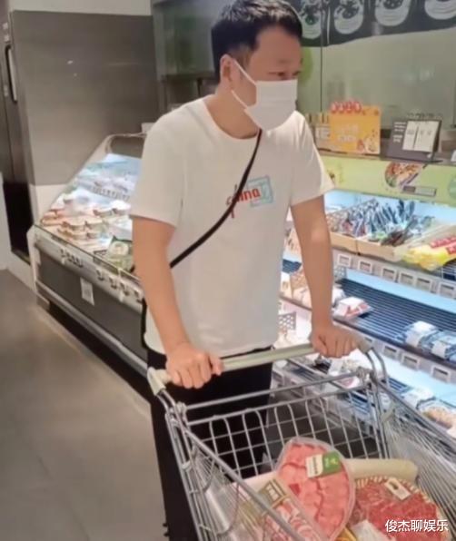 黎耀祥|57岁黎耀祥现身杭州，调侃自己“摆地摊”，疑似话里有话！