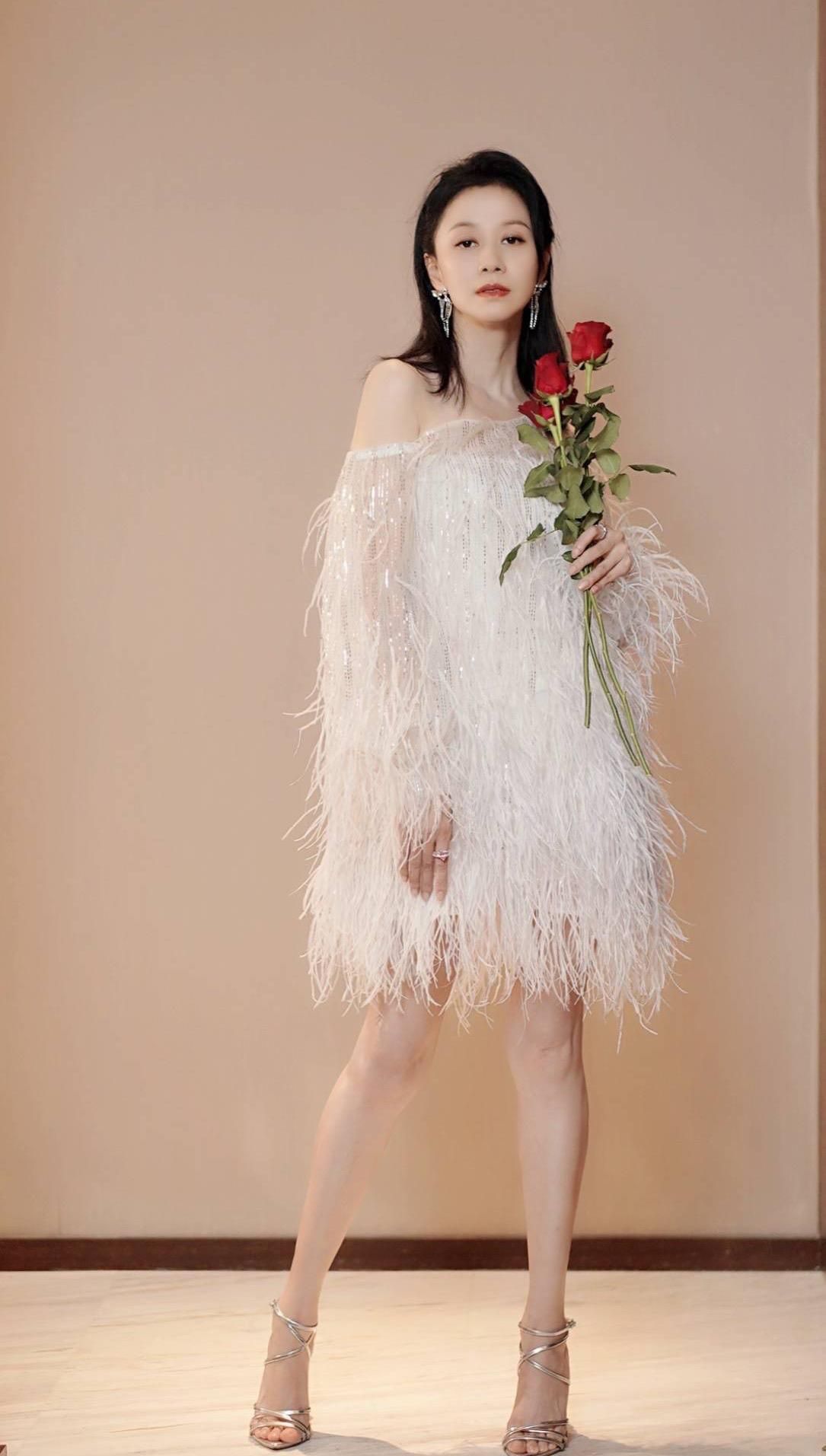 倪虹洁|倪虹洁哪像43岁的人！生图也能美似精修，岁月沉淀的优雅让人沉醉