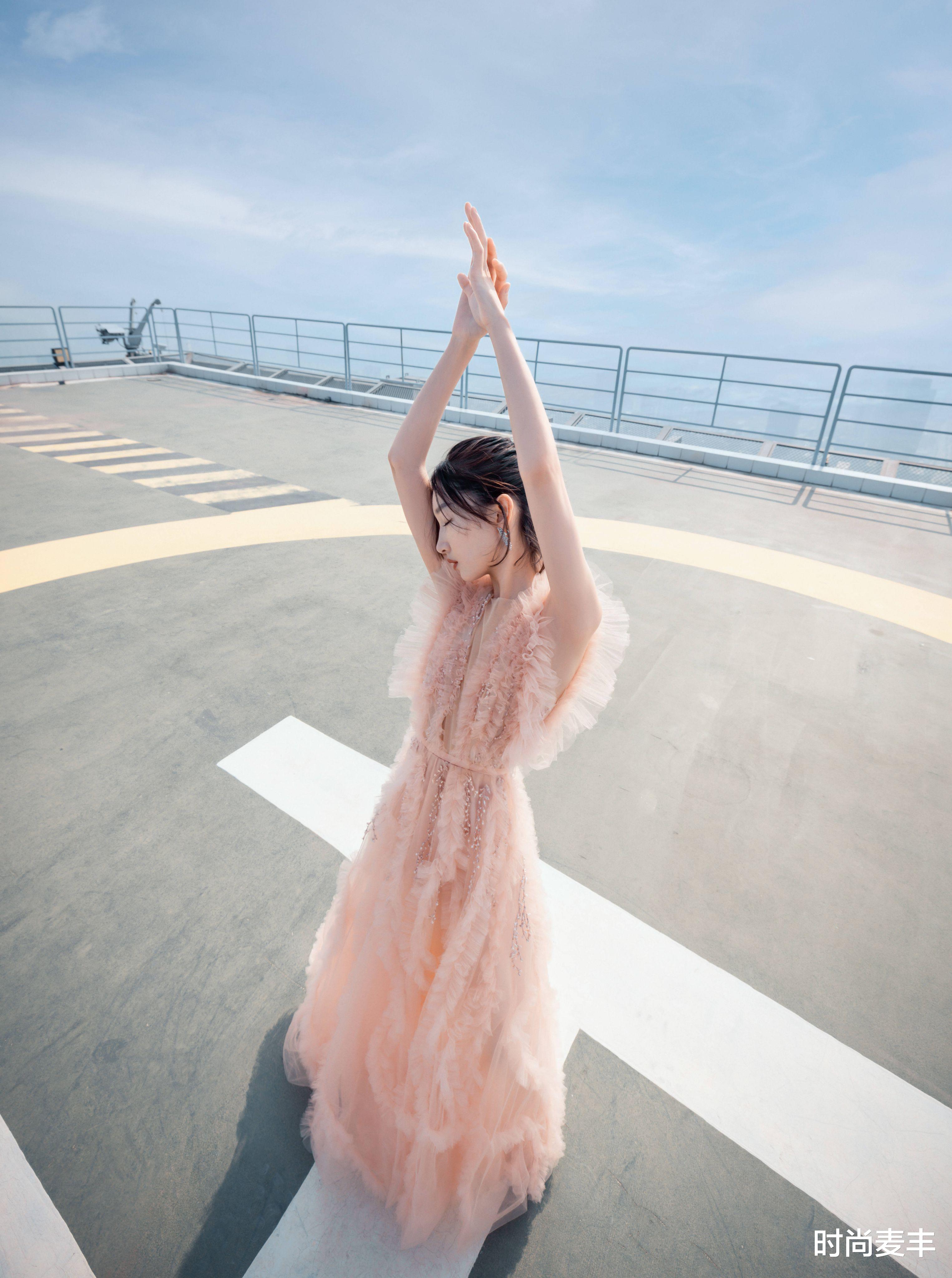 时尚麦丰|周冬雨8月最新写真，身穿裸色露背礼服，举止优雅