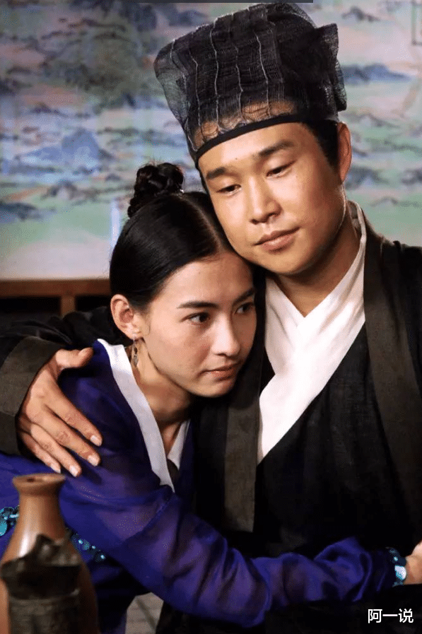 张柏芝|小沈阳张柏芝同台对唱，张柏芝上衣纽扣崩开，他迅速搂住张柏芝腰