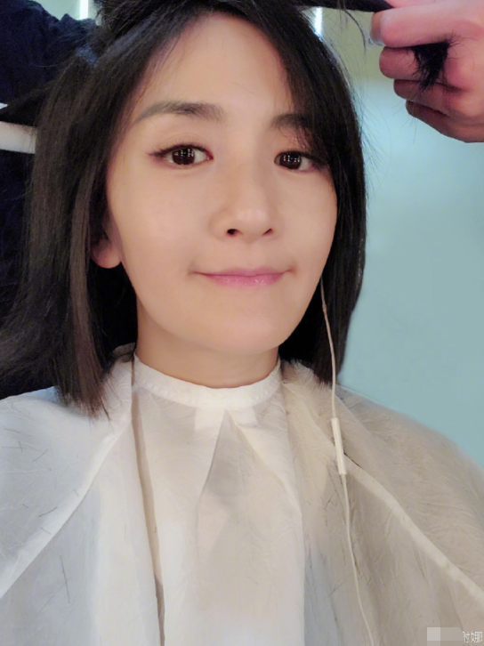 谢娜|谢娜挺大肚和张杰现身深圳，小腿浮肿步履匆忙，工作人员贴心陪伴