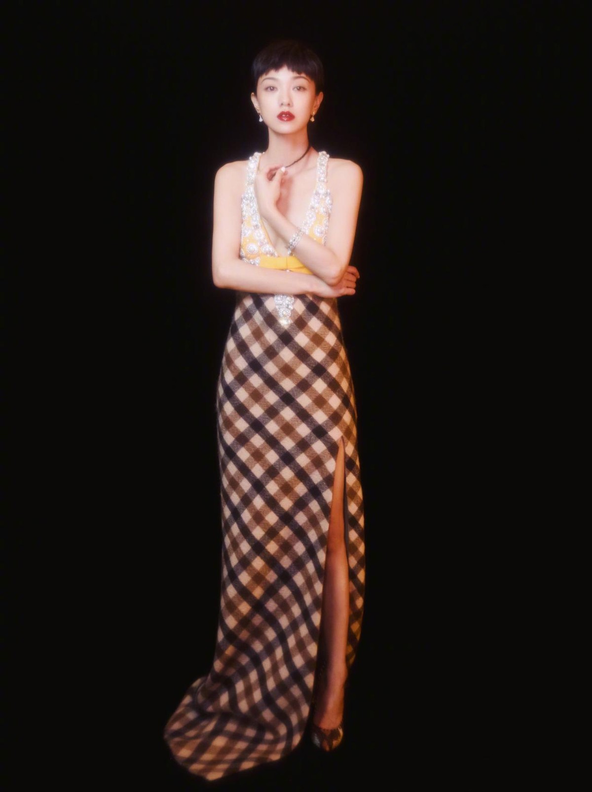 发型 郭采洁弄着油头的发型真个性，穿着女人的裙子，却弄着男人的发型