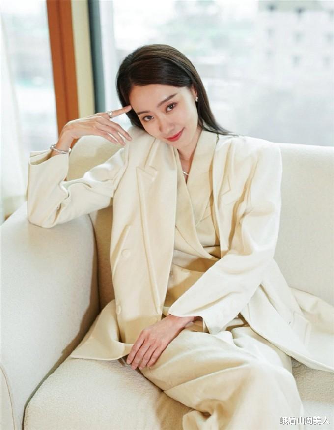 峨眉山周美人|今夏豆腐裤火了，优雅知性又百搭，明星早都穿上了