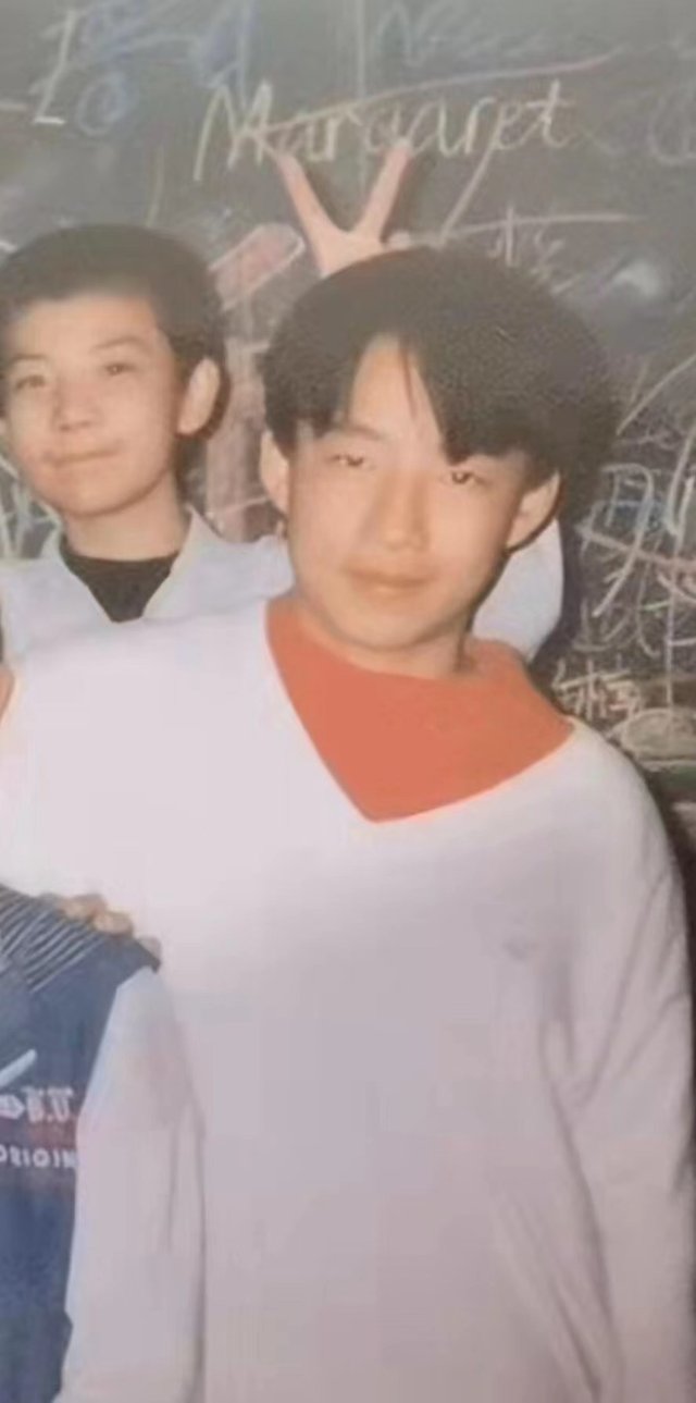 汪小菲|汪小菲凌晨emo，晒父女旧照诉相思，称女儿和自己长得一模一样