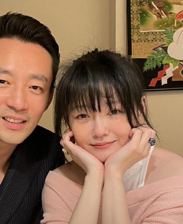 美搭刊报|大S闹离婚后首露面，丸子头小蓝裙甜美似少女，网友：瘦了真好看