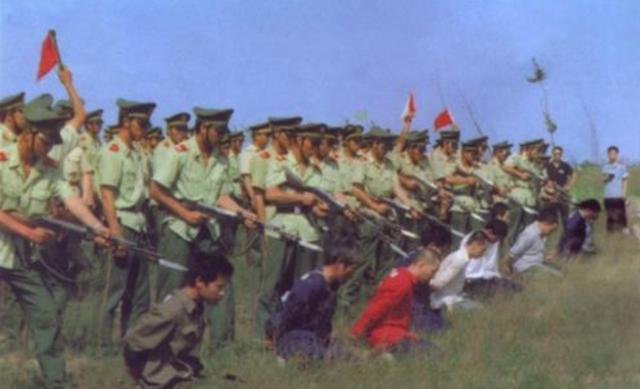 安安趣说 1996年严打，死刑犯被枪毙，最后一顿饭，到底能吃什么？