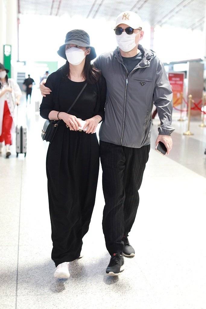 哚乐Like时尚 蒋勤勤陈建斌机场秀恩爱，她穿黑色连体裤温柔优雅，素颜也很美