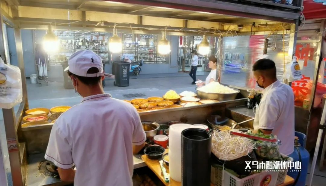 义乌快报 摊位费减免、自媒体宣传…义乌这里的夜市摊位分级啦！