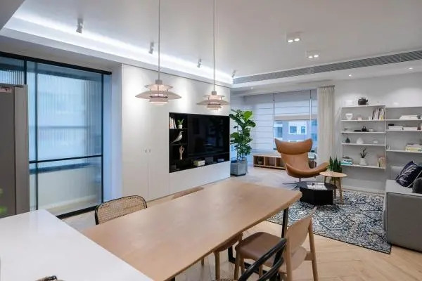 |140平简约风三居室，封闭露台扩大客厅休闲工作两不误