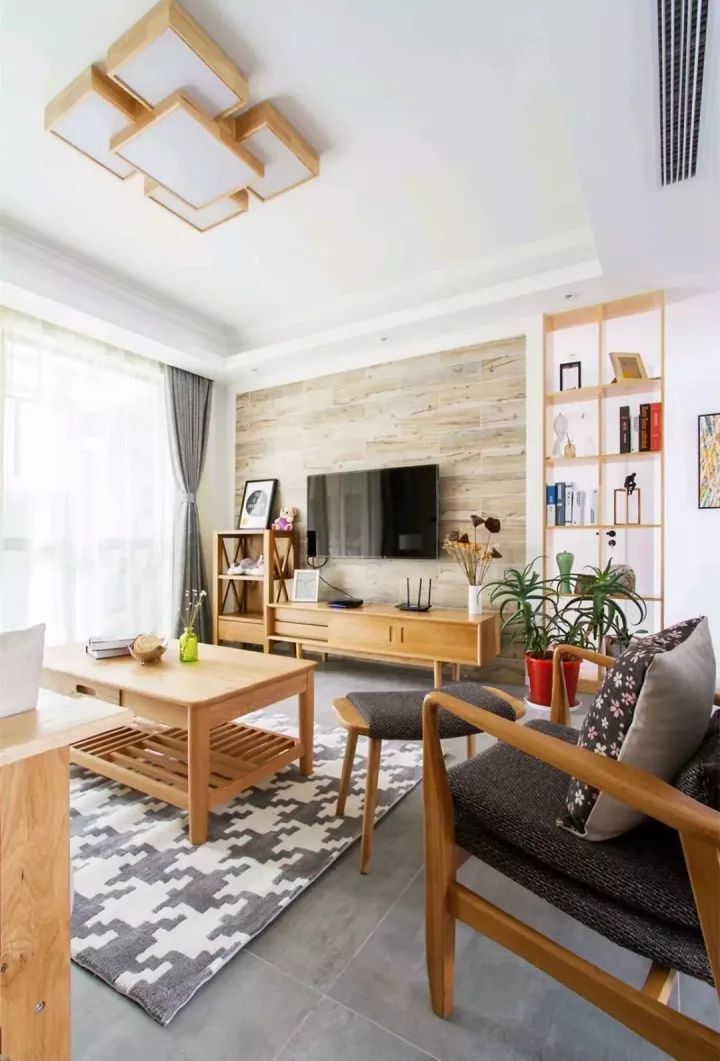 |朋友的婚房装修真漂亮，家具全用实木，简朴而高雅！