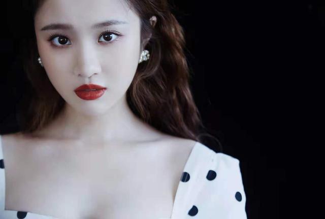 旗袍公馆|“最不火的谋女郎”张慧雯，一袭波点裙穿得清纯又娇媚，腰真细