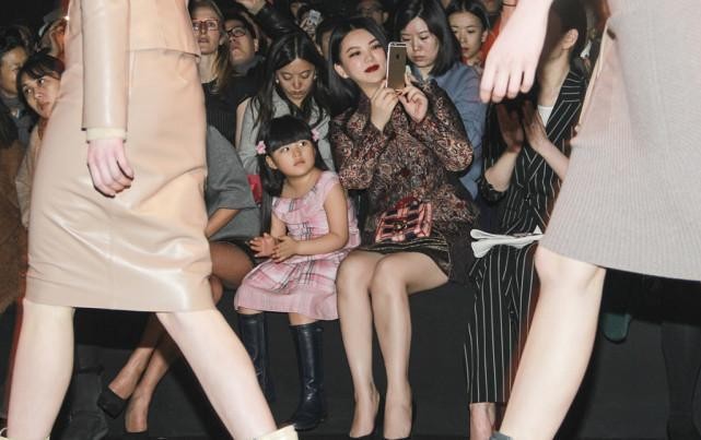 BiuVogue|李湘的妆容太浓了，和李小冉坐在一起，穿的华丽太成熟