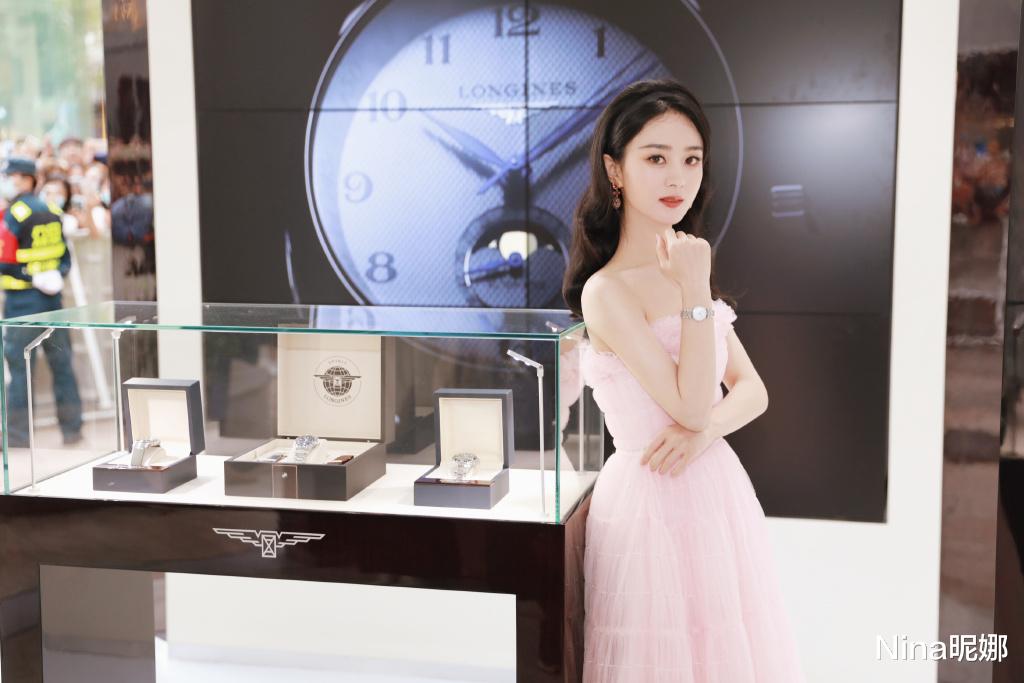 赵丽颖|34岁赵丽颖离婚后脱胎换骨，穿T恤拎水桶包走机场，戴金丝眼镜变文艺少女