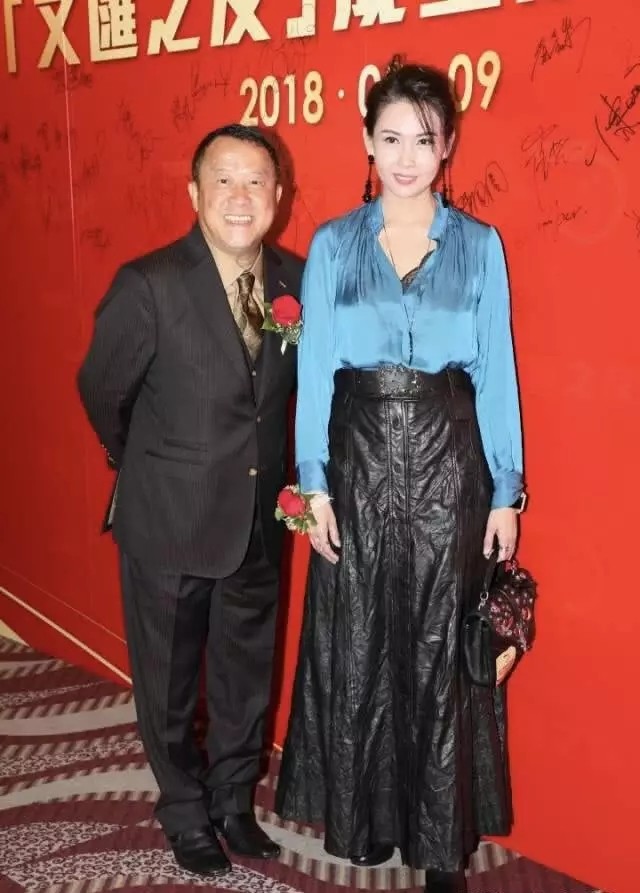 潮流新风 53岁邱淑贞携女儿逛街，穿衬衫配拖鞋随性又时髦，身材比女儿还好