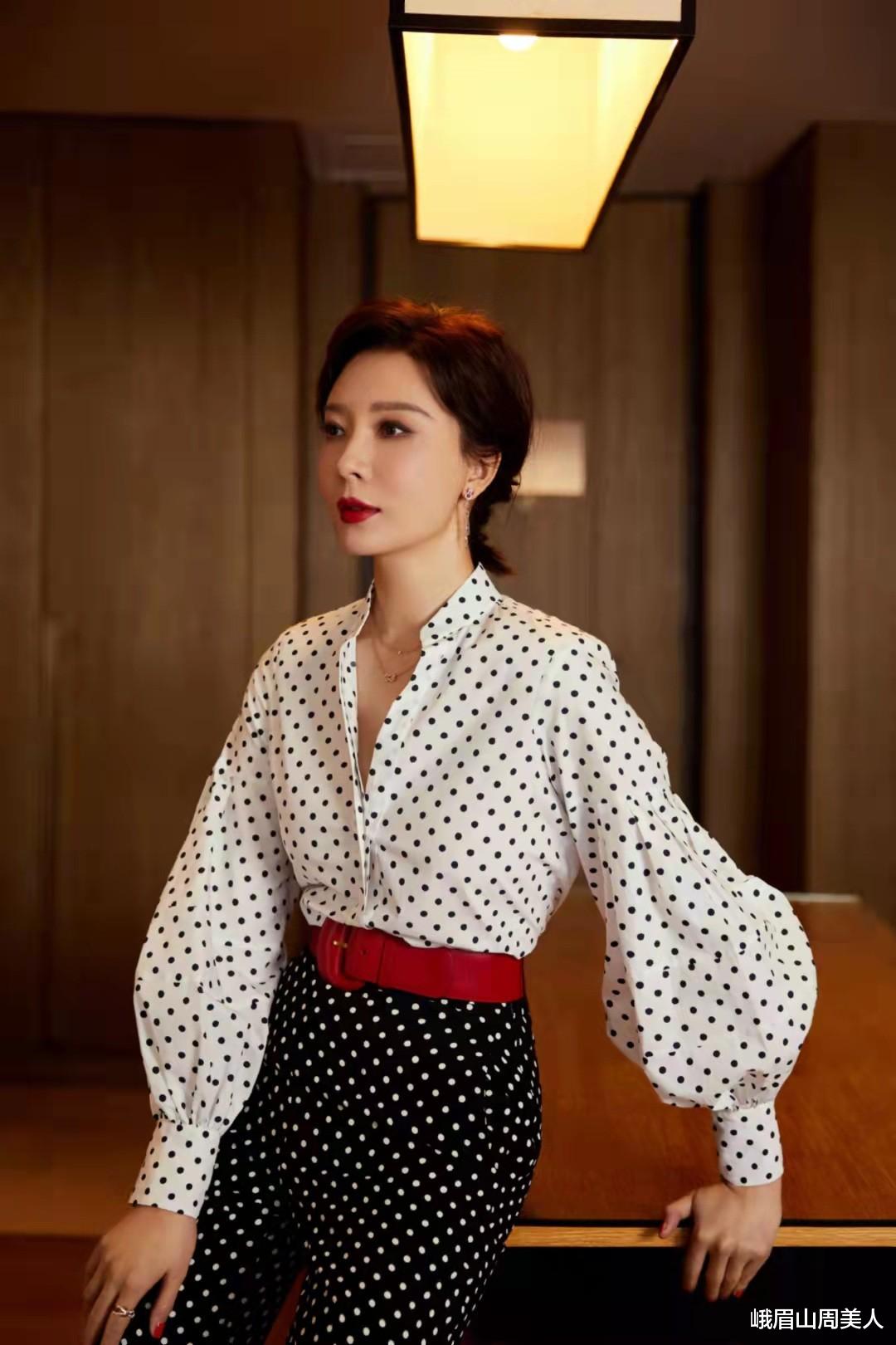 峨眉山周美人|?奔五奔六的女人,穿衣要谨记“要简不要繁”,看完陈数袁泉你就懂了