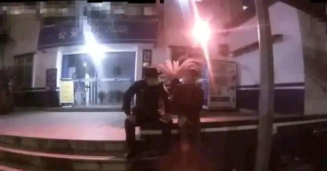 浙江一男子露宿街头,民警嘘寒问暖,男子声泪俱下叹息:我太累了