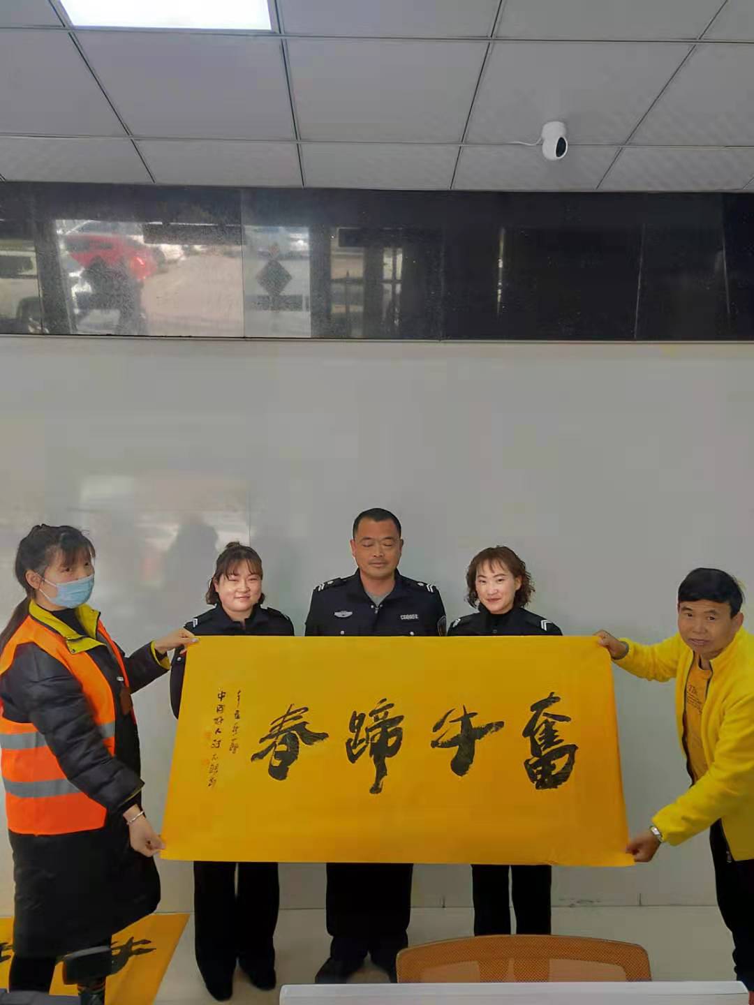 科报融媒 中国好人书法家汪太银:“奋牛蹄春”送驾校