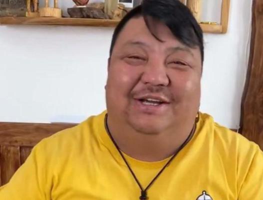 恩克脸上红肉呈“鸡血”状态,直播昏睡无人理,网友:救救他吧