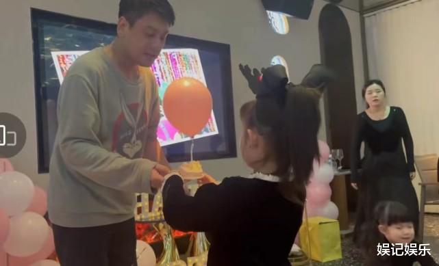 朱孝天|朱孝天携妻子给干女儿庆生，送贵重礼物超宠溺，因疾病至今未生育