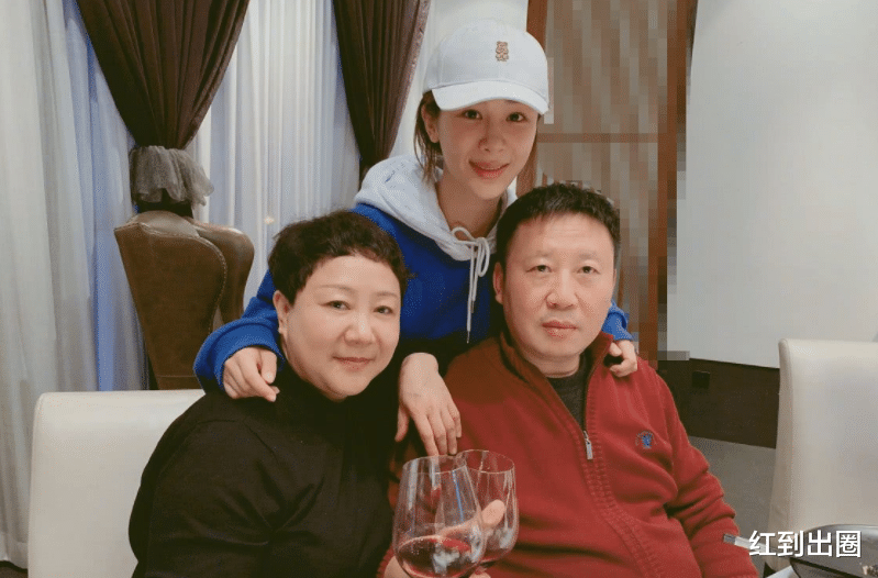 杨紫|杨紫晒照庆祝爸妈结婚30周年！一家人外出聚餐，爸爸帅气妈妈优雅
