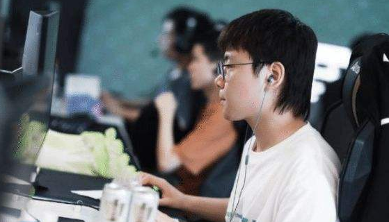 RNG|RNG引入Bin有人欢喜有人愁？月开改全黑头像，疑似心态爆炸