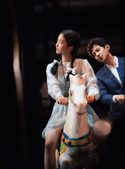 猫姐穿搭经|黄磊15岁女儿真给长脸，扎麻花辫搭档何炅演话剧，甜美打扮惹人爱