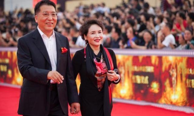 齐刘海 66岁宋晓英水润洋气，穿搭精致卷发干练，状态真实风韵不减当年