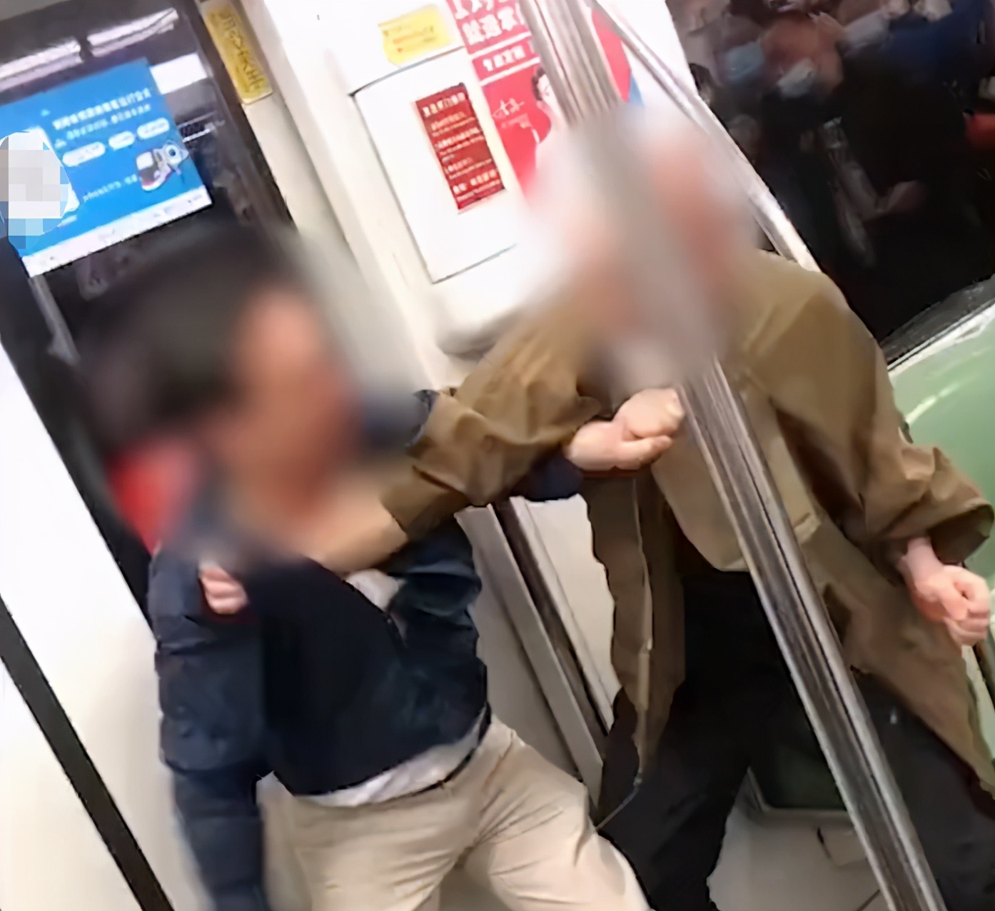 掌上社评 上海地铁内2男子因琐事激烈互殴，一男子脸上挂彩，被警方采取强制措施